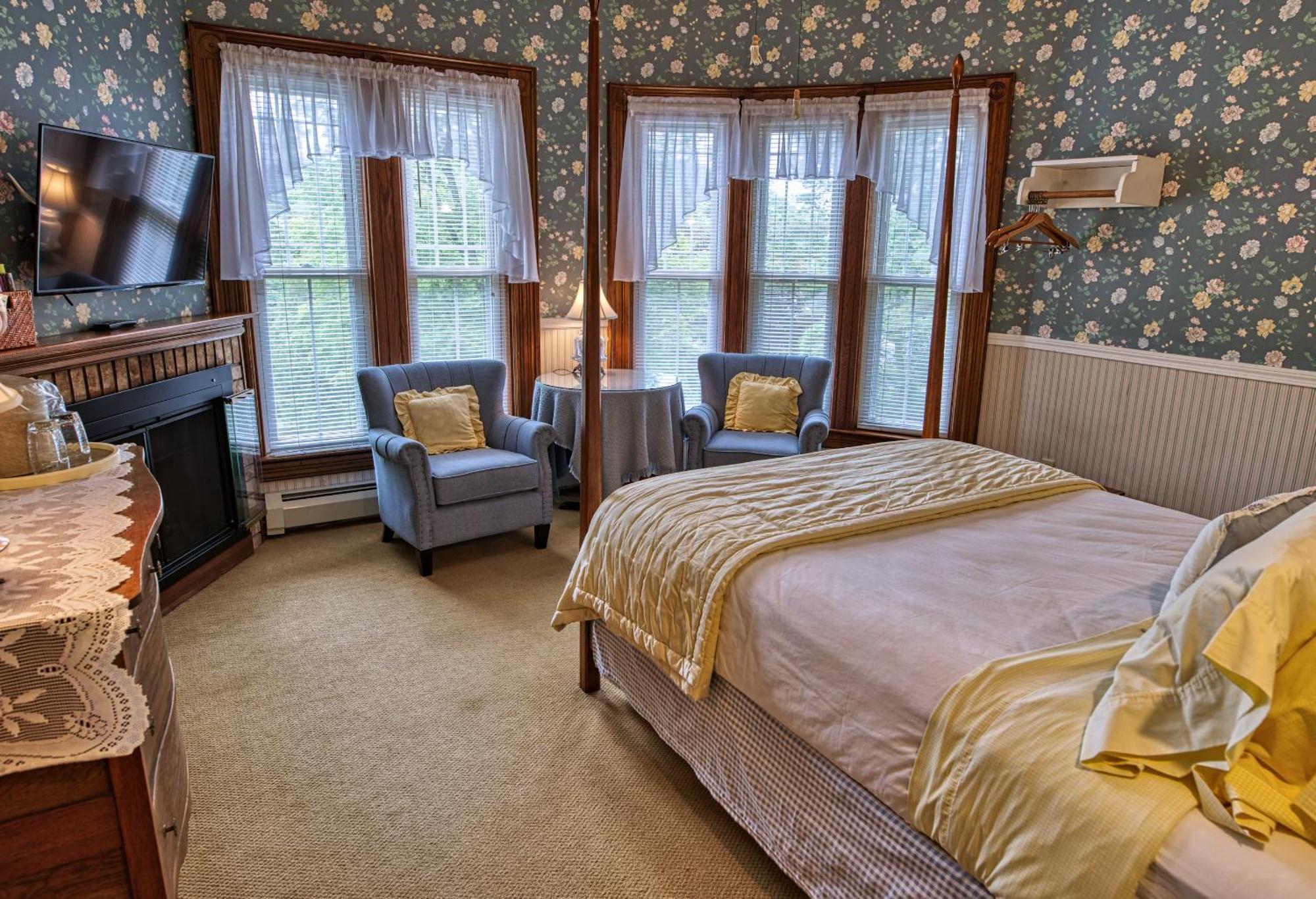 Rockwell Falls Inn And Wine Bar Lake Luzerne Phòng bức ảnh