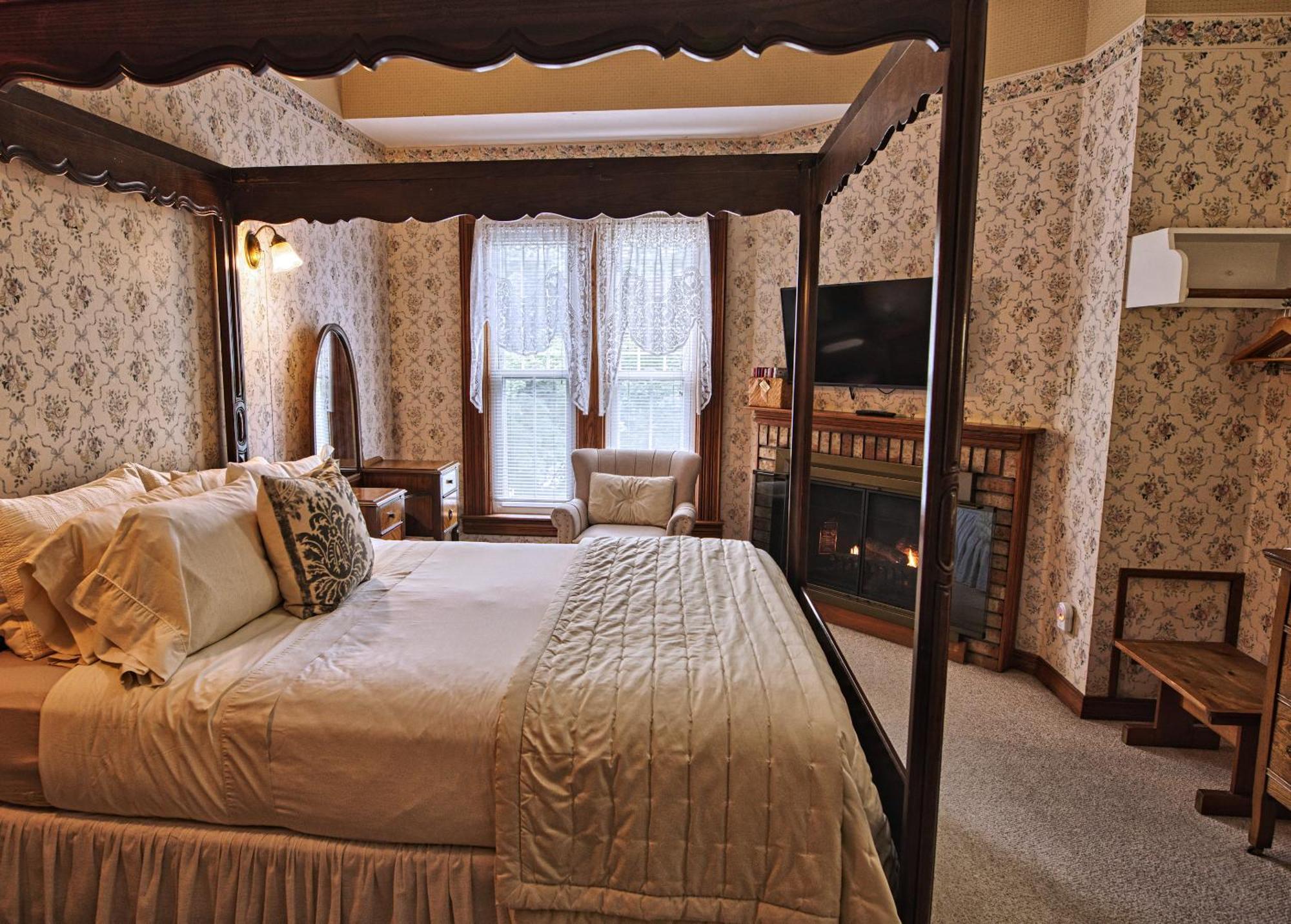 Rockwell Falls Inn And Wine Bar Lake Luzerne Phòng bức ảnh