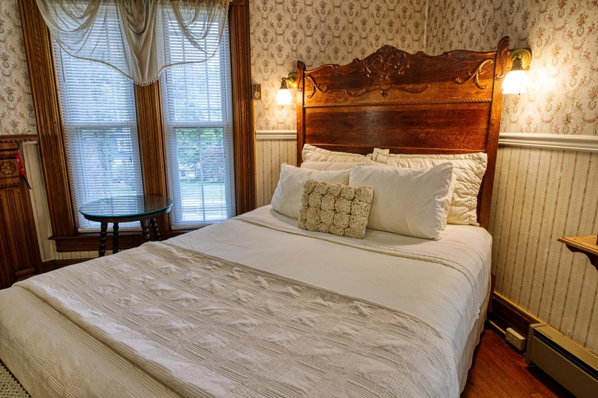 Rockwell Falls Inn And Wine Bar Lake Luzerne Phòng bức ảnh